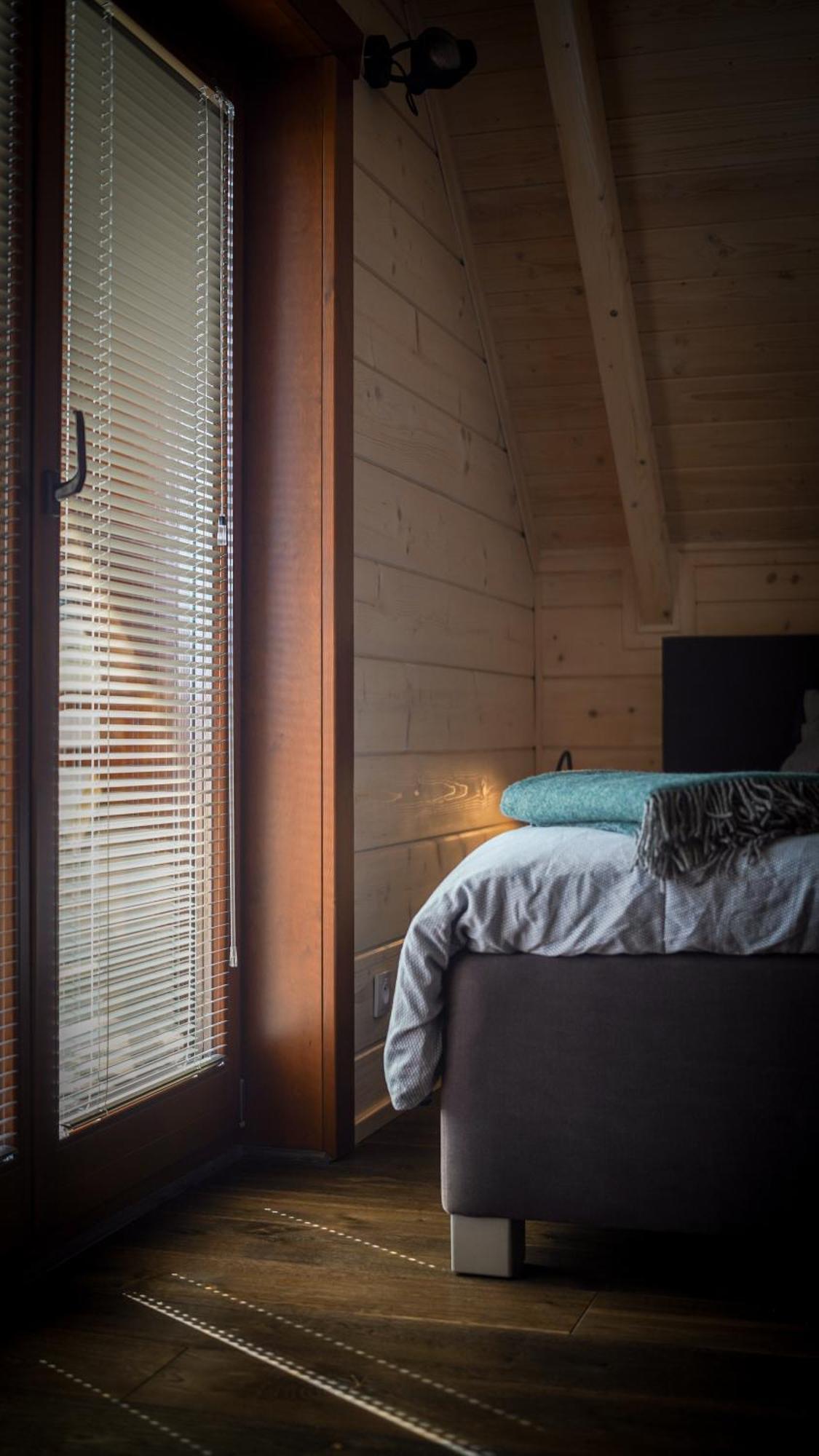 Houten Vakantiewoning "Reisnaarpolen" Royaal Ontbijt, Sauna En Hottub Czarna Gora Exterior photo